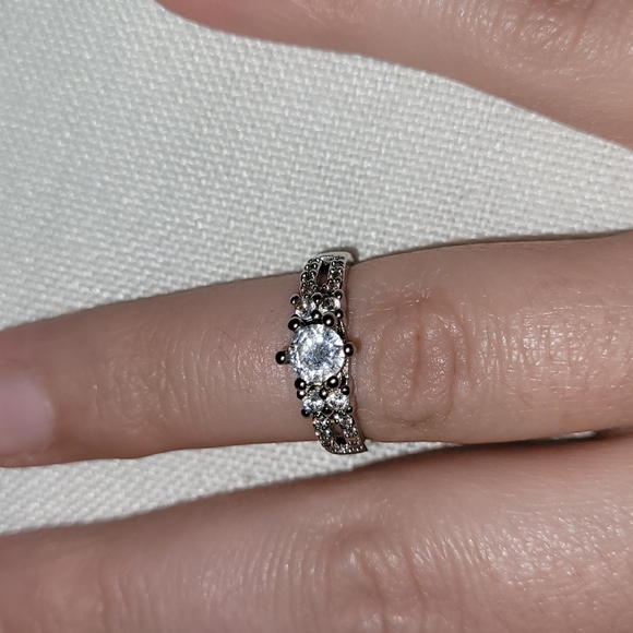 Faux diamond ring - Picture 2 of 2